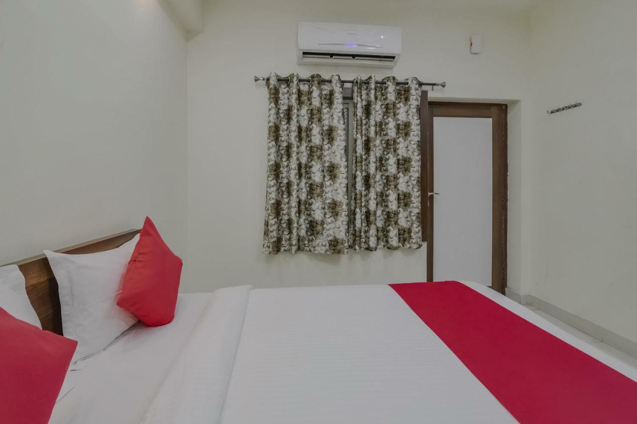 Neema Residency Hotell Anantapur Exteriör bild